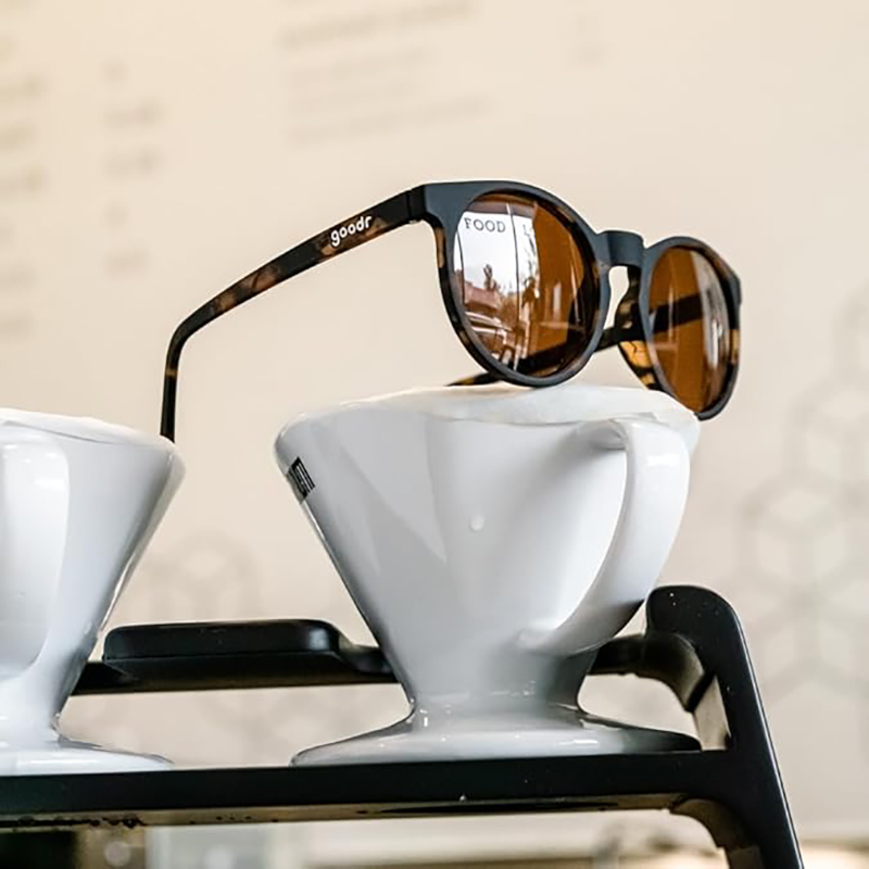 Lentes de sol goodr Nine Dollar Pour sobre una taza